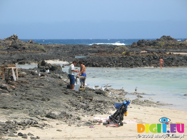 28066 Fisherman cleaning fish